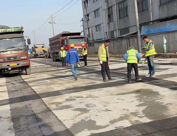 铜梁老材料的新故事：玻璃纤维土工格栅如何在‘白改黑’浪潮中重获新生？